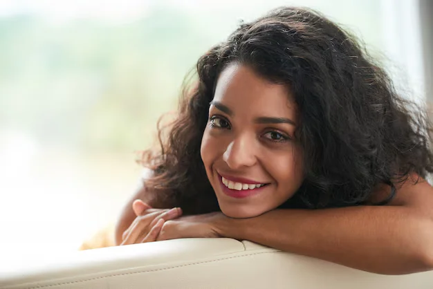 Mujer excitada escuchando sonidos eróticos